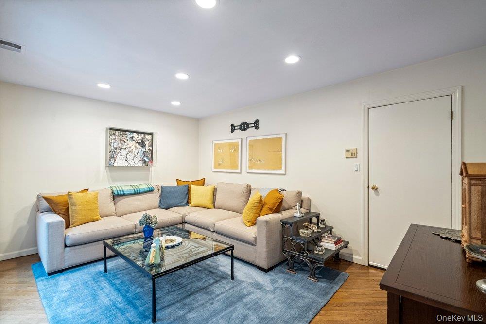 #15 photo, 194 Alta Terrace Terrace, Jericho , NY 11753