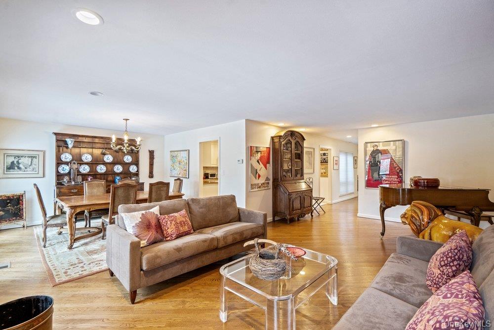 #3 photo, 194 Alta Terrace Terrace, Jericho , NY 11753