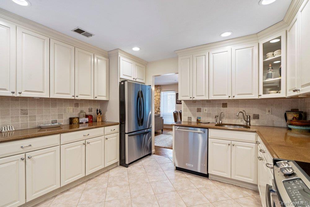 #8 photo, 194 Alta Terrace Terrace, Jericho , NY 11753