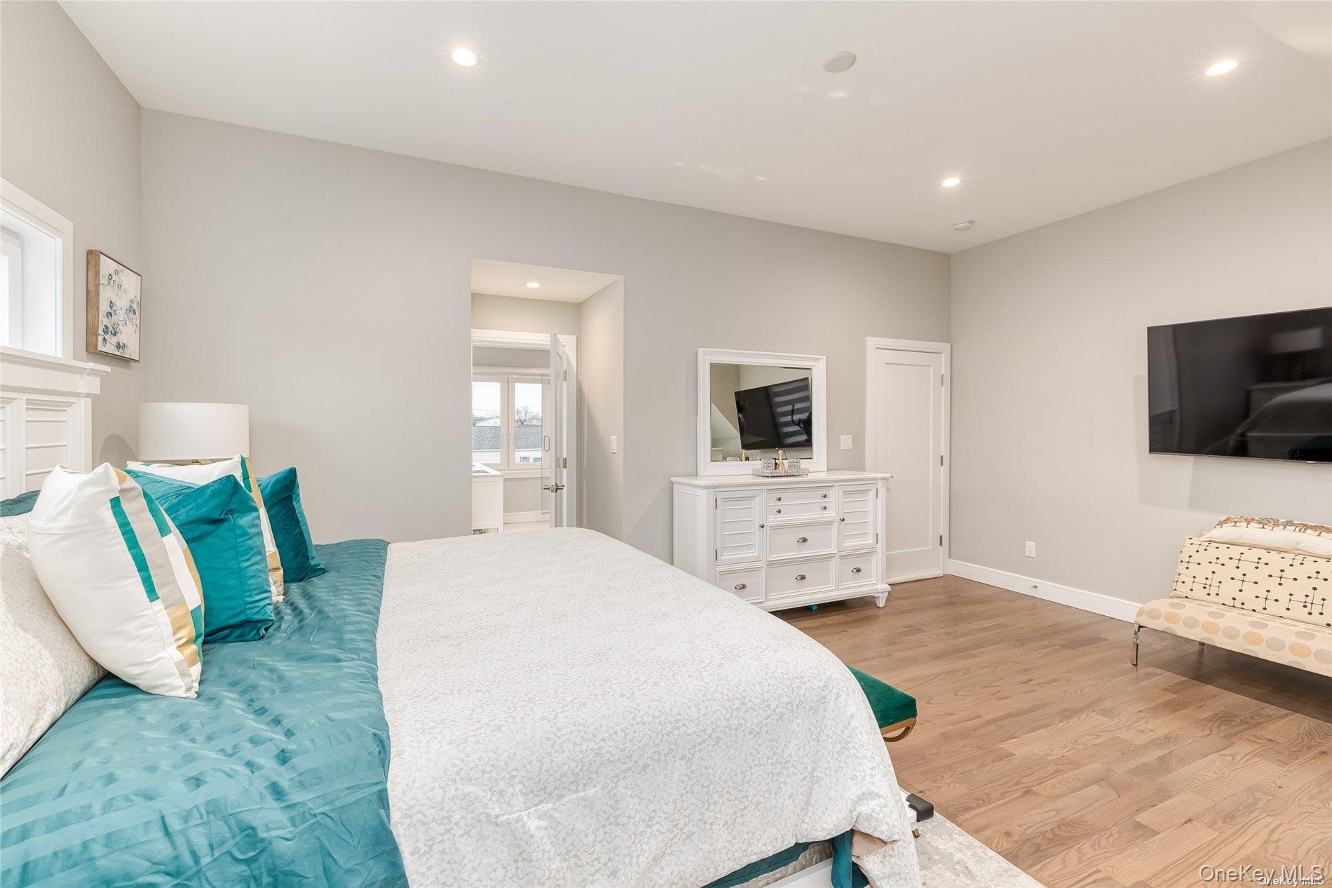 #13 photo, 72 W Marine Avenue, Lindenhurst , NY 11757