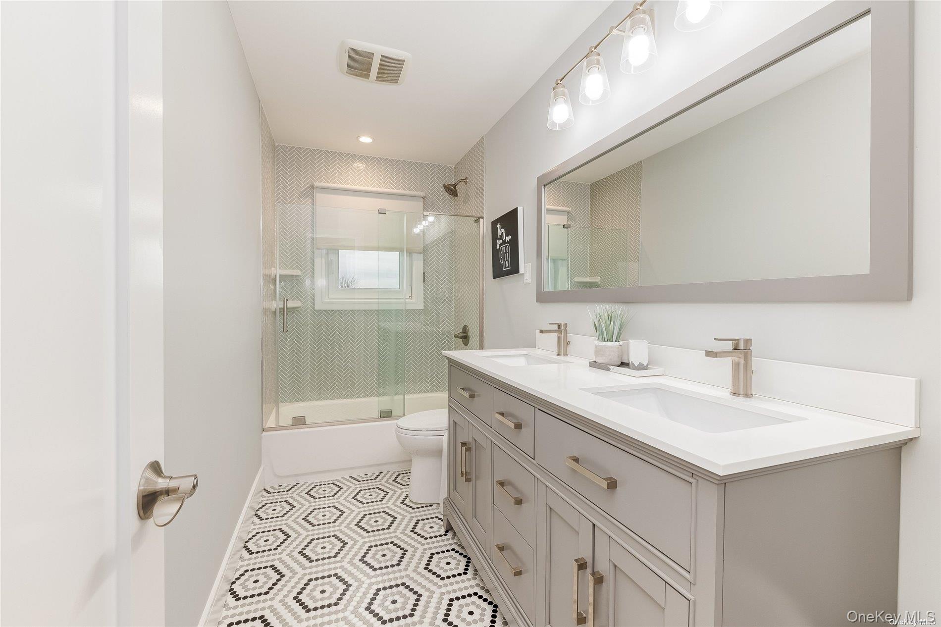 #19 photo, 72 W Marine Avenue, Lindenhurst , NY 11757