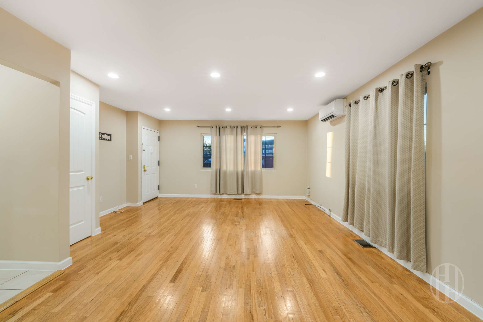 #10 photo, 88-10 70th Road, Forest Hills , NY 11375