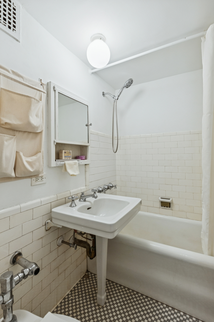 #7 photo, 320 E 42ND Street, Murray Hill , NY 10017