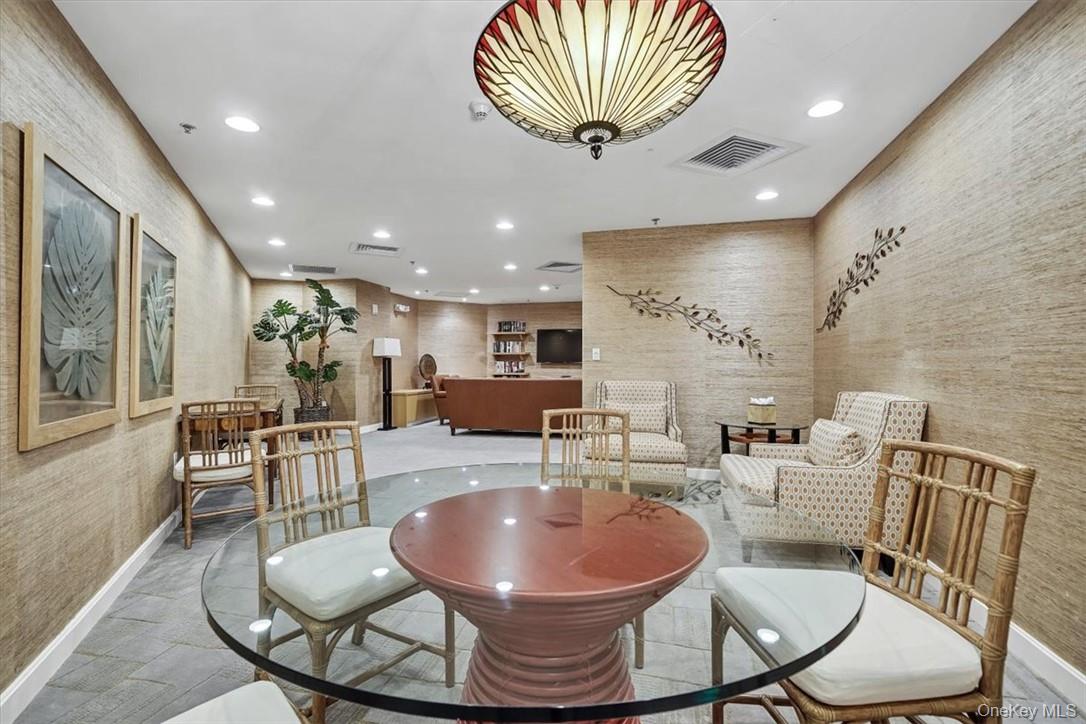 #13 photo, 1 Renaissance Square, White Plains , NY 10601