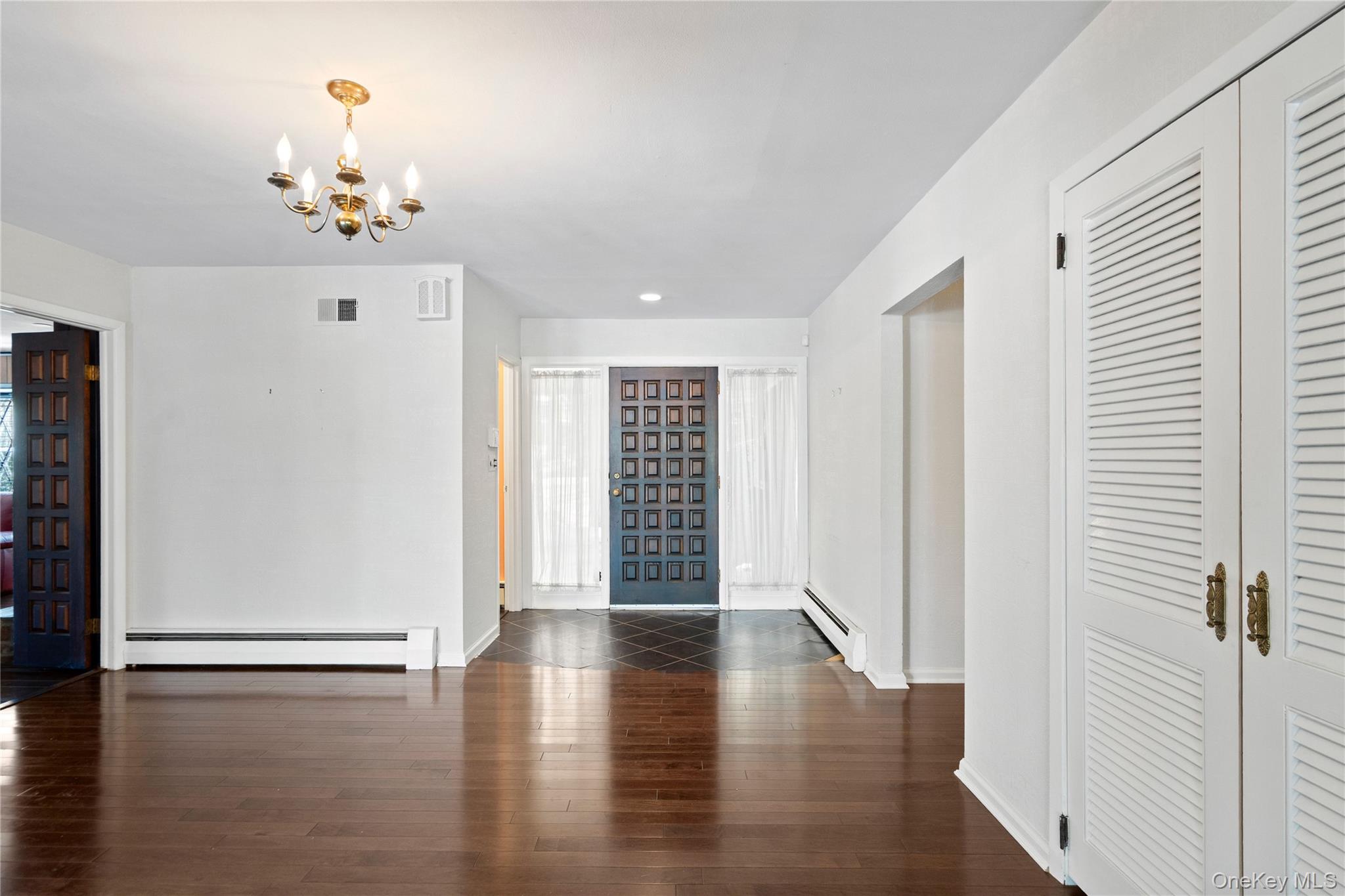 #4 photo, 15 Springwood Path, Laurel Hollow , NY 11791