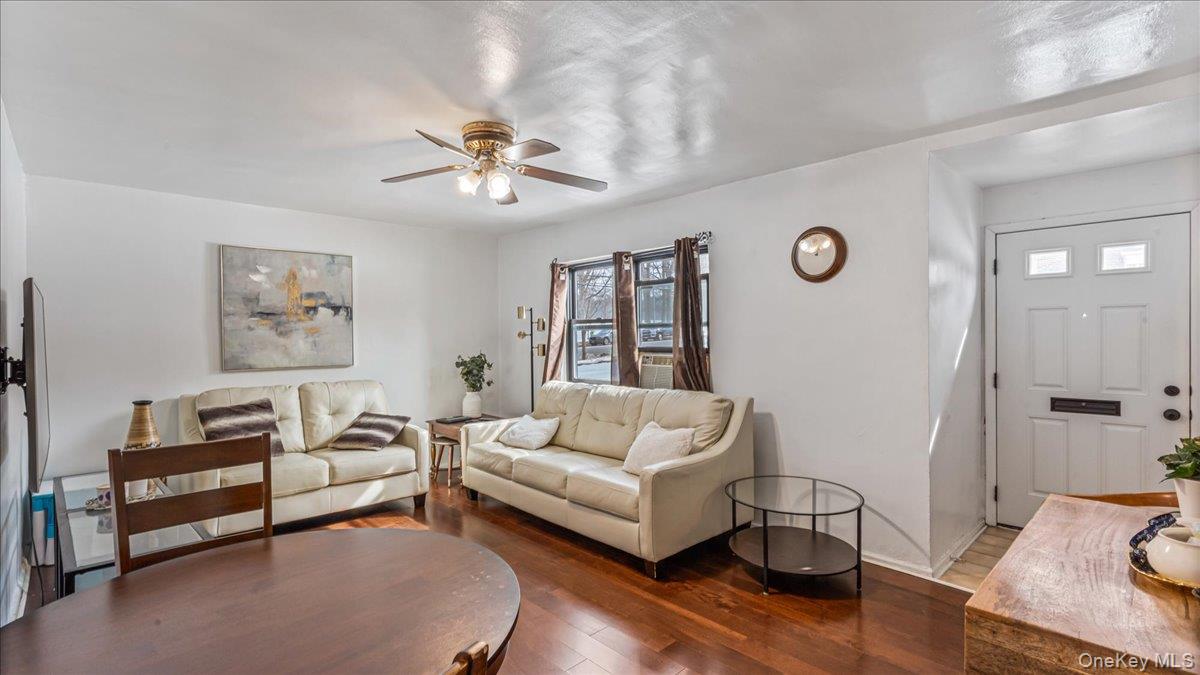 #4 photo, 73-14 Springfield Boulevard, كوينز Bayside , NY 11364