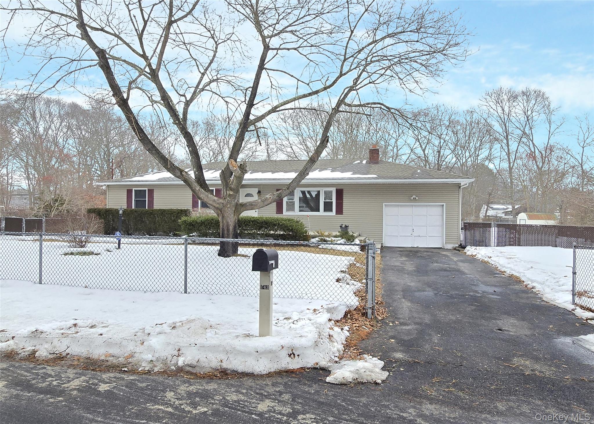 #1 photo, 143 Hawthorne Street, 东长岛 Mastic , NY 11950