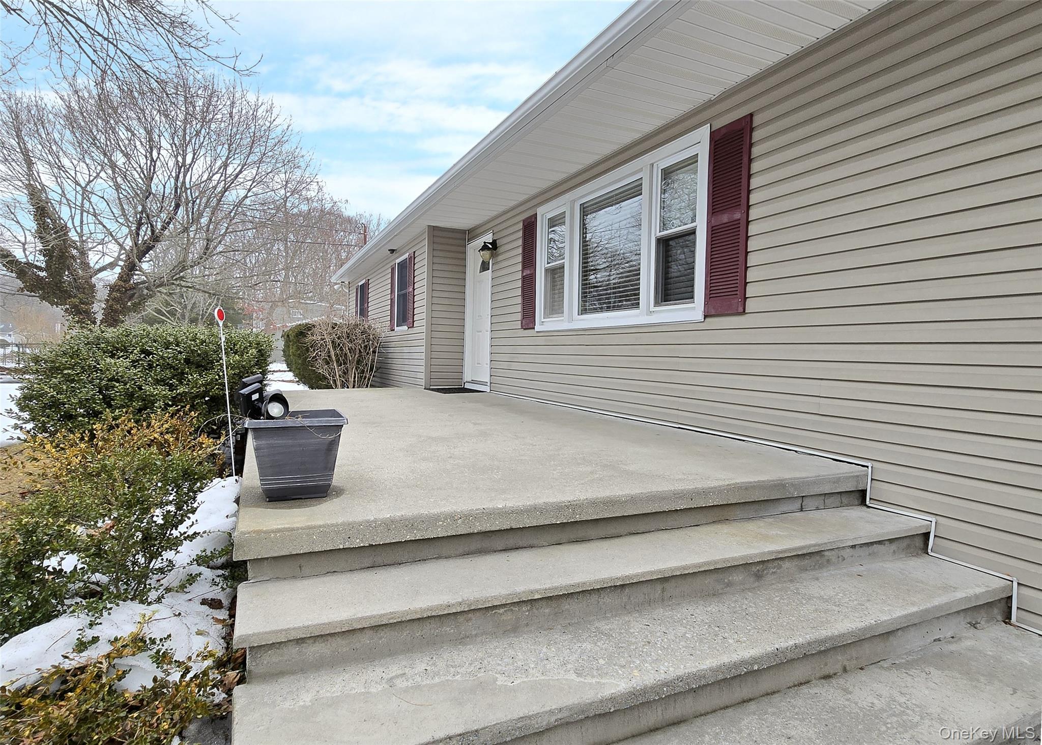 #3 photo, 143 Hawthorne Street, 东长岛 Mastic , NY 11950