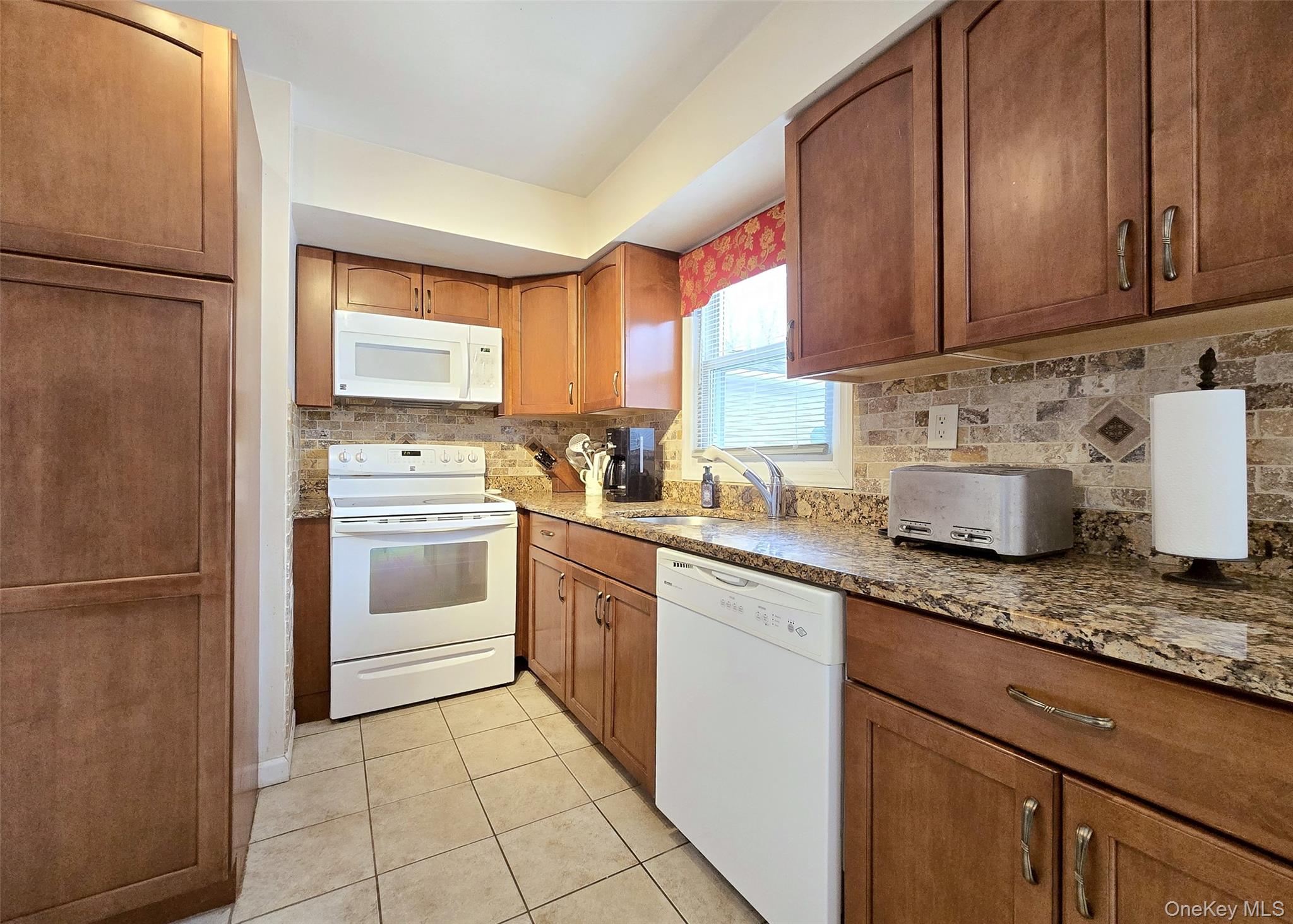 #7 photo, 143 Hawthorne Street, 东长岛 Mastic , NY 11950