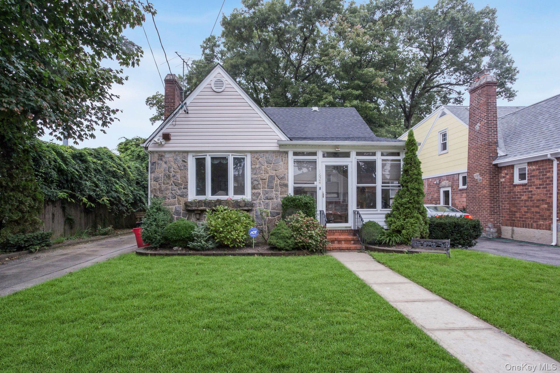 #3 photo, 1624 Berkeley Avenue, Нассау ‖ North Baldwin , NY 11510