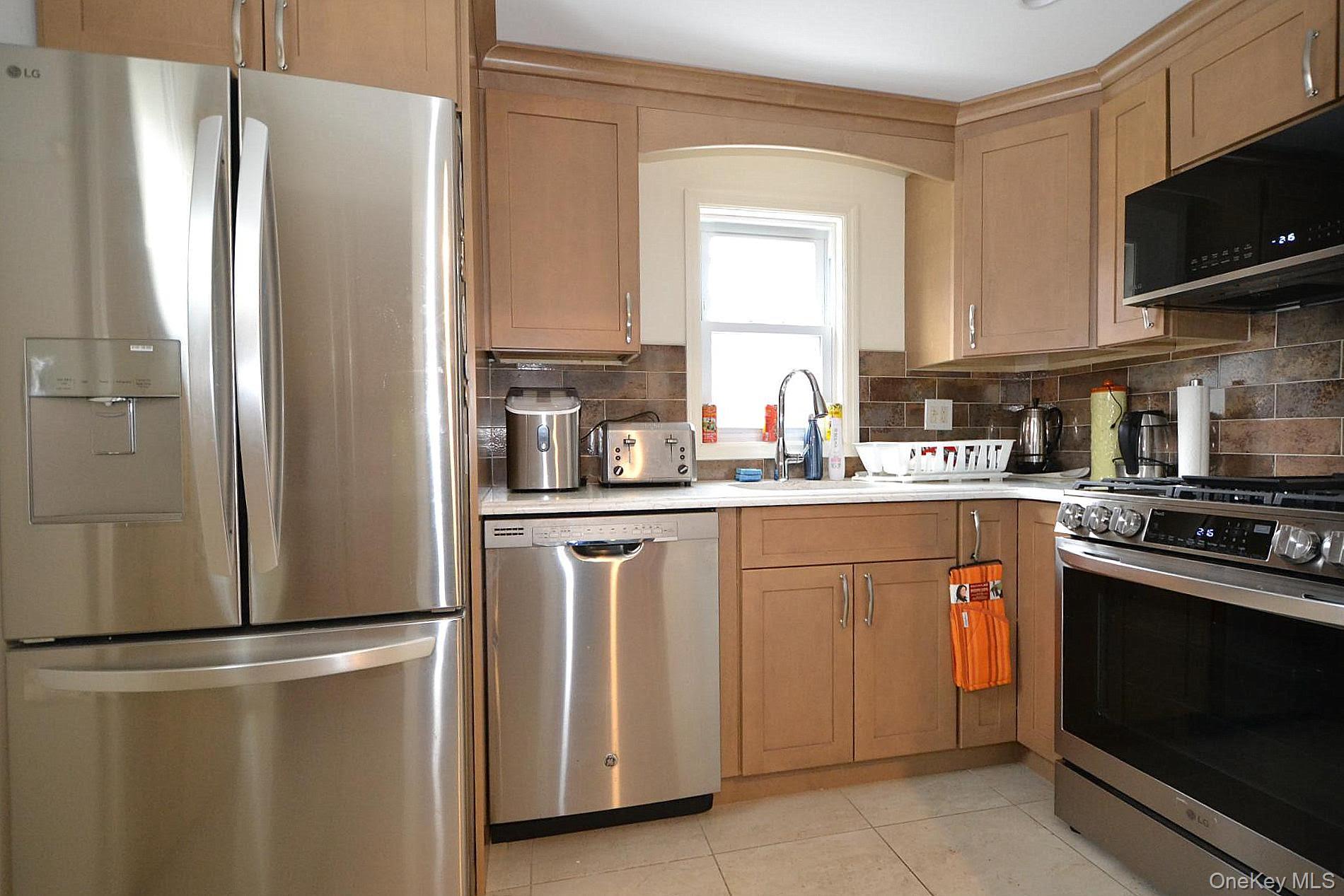 #2 photo, 463 S Bayview Avenue, Freeport , NY 11520