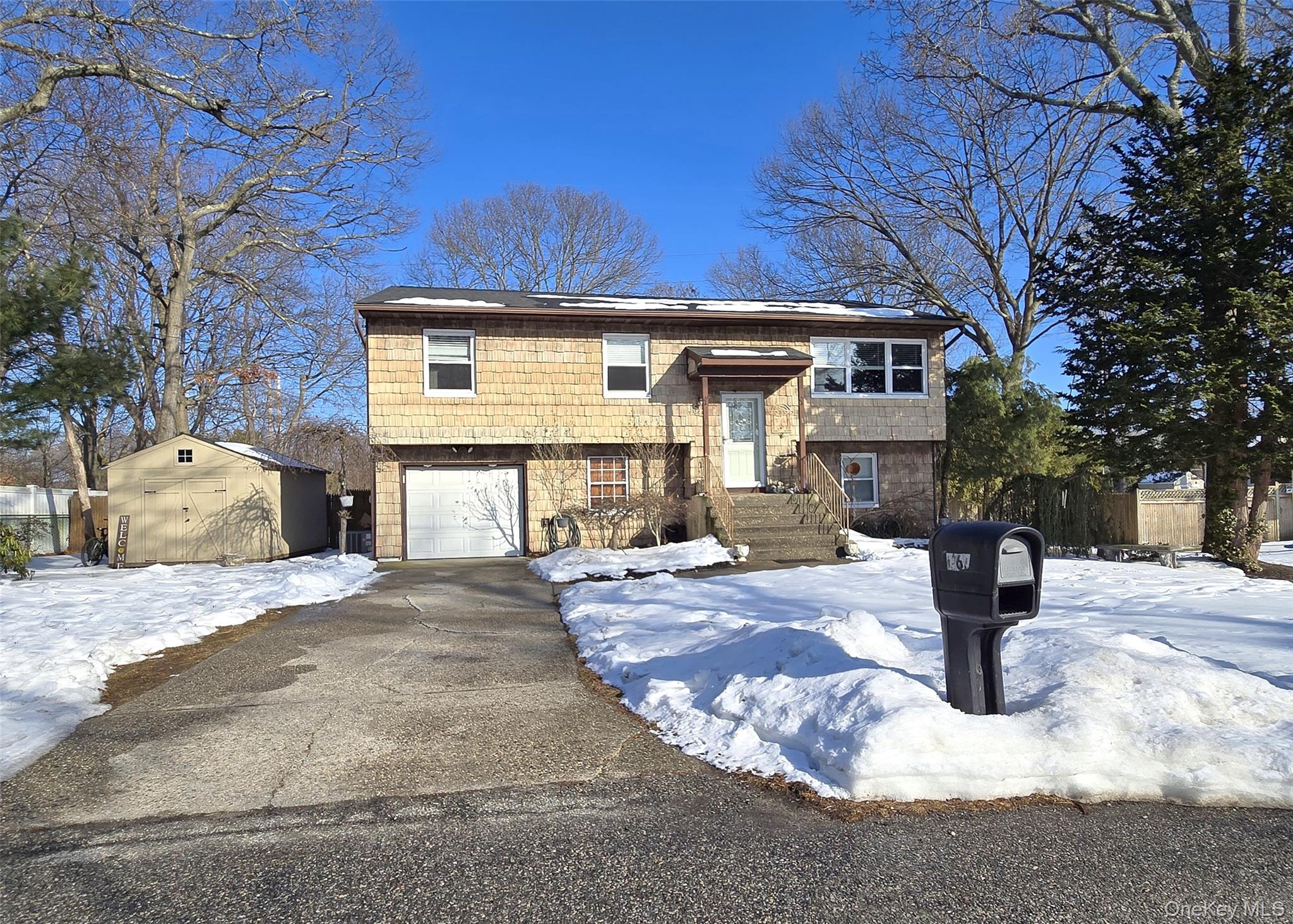 #1 photo, 167 Avenue C, מחוז סאפוק Holbrook , NY 11741