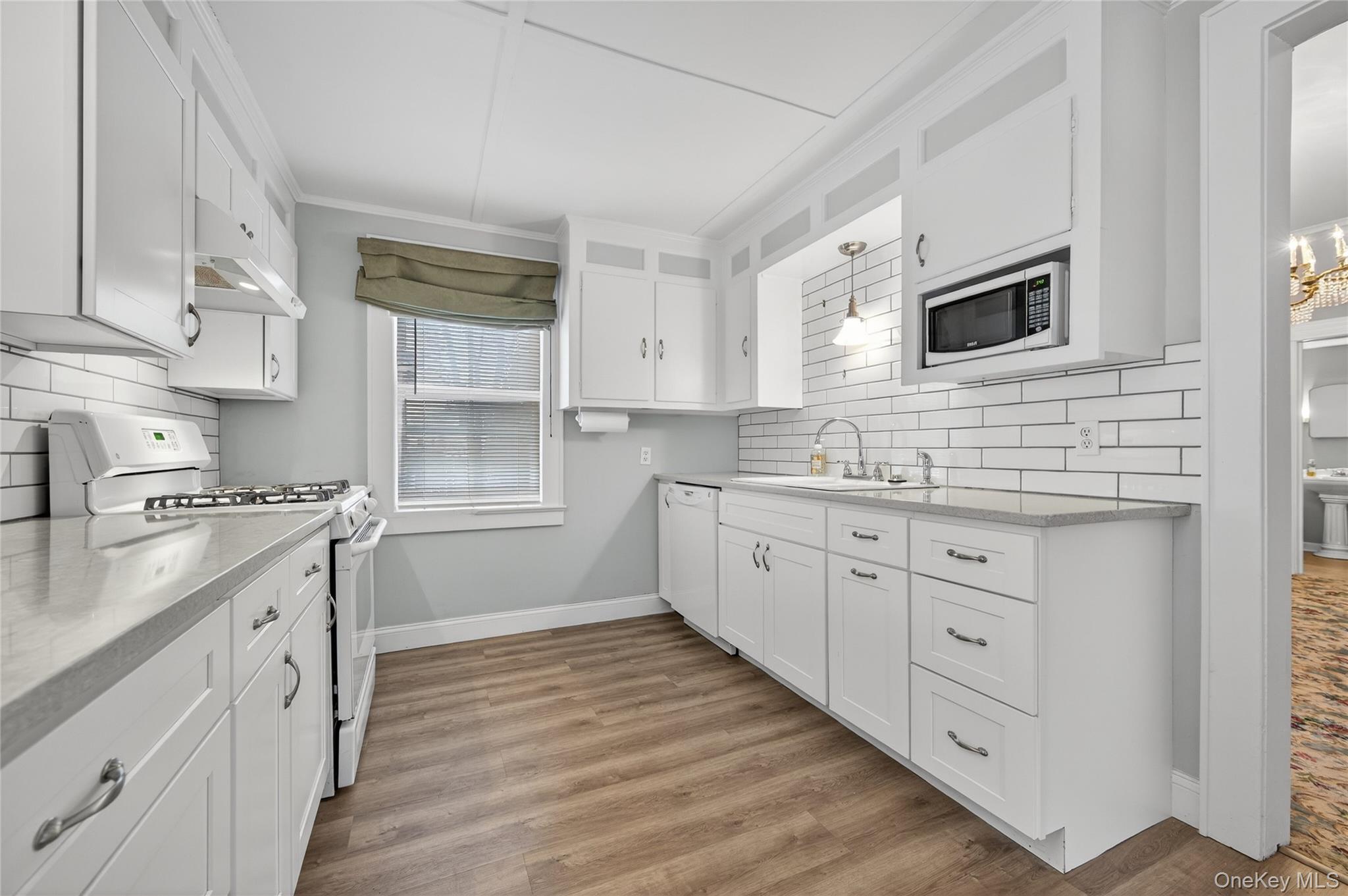 #15 photo, 863 Woodbury Road, Woodbury , NY 11797