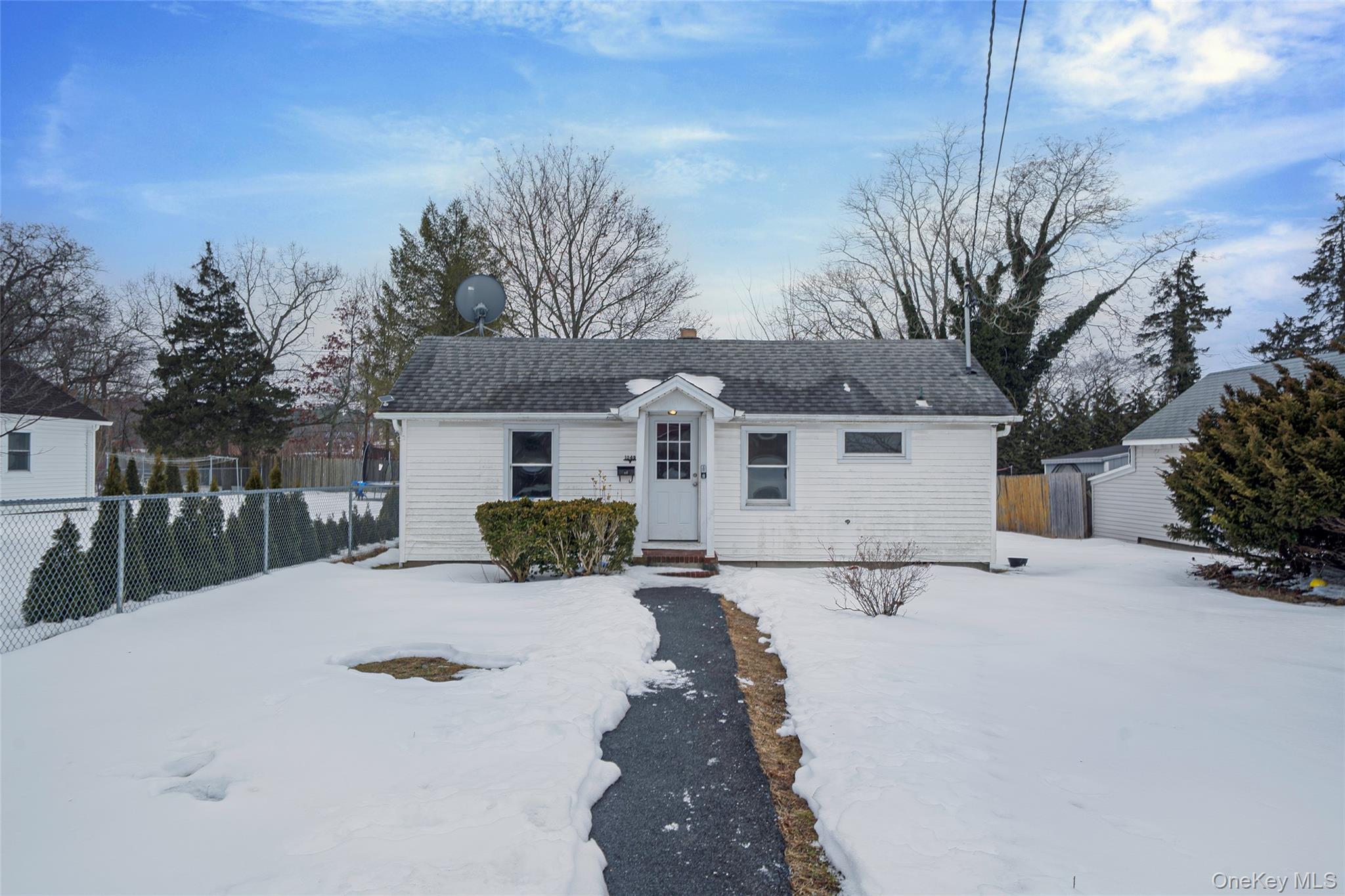 #1 photo, 1049 Woodcrest Avenue, سوفولك Riverhead , NY 11901