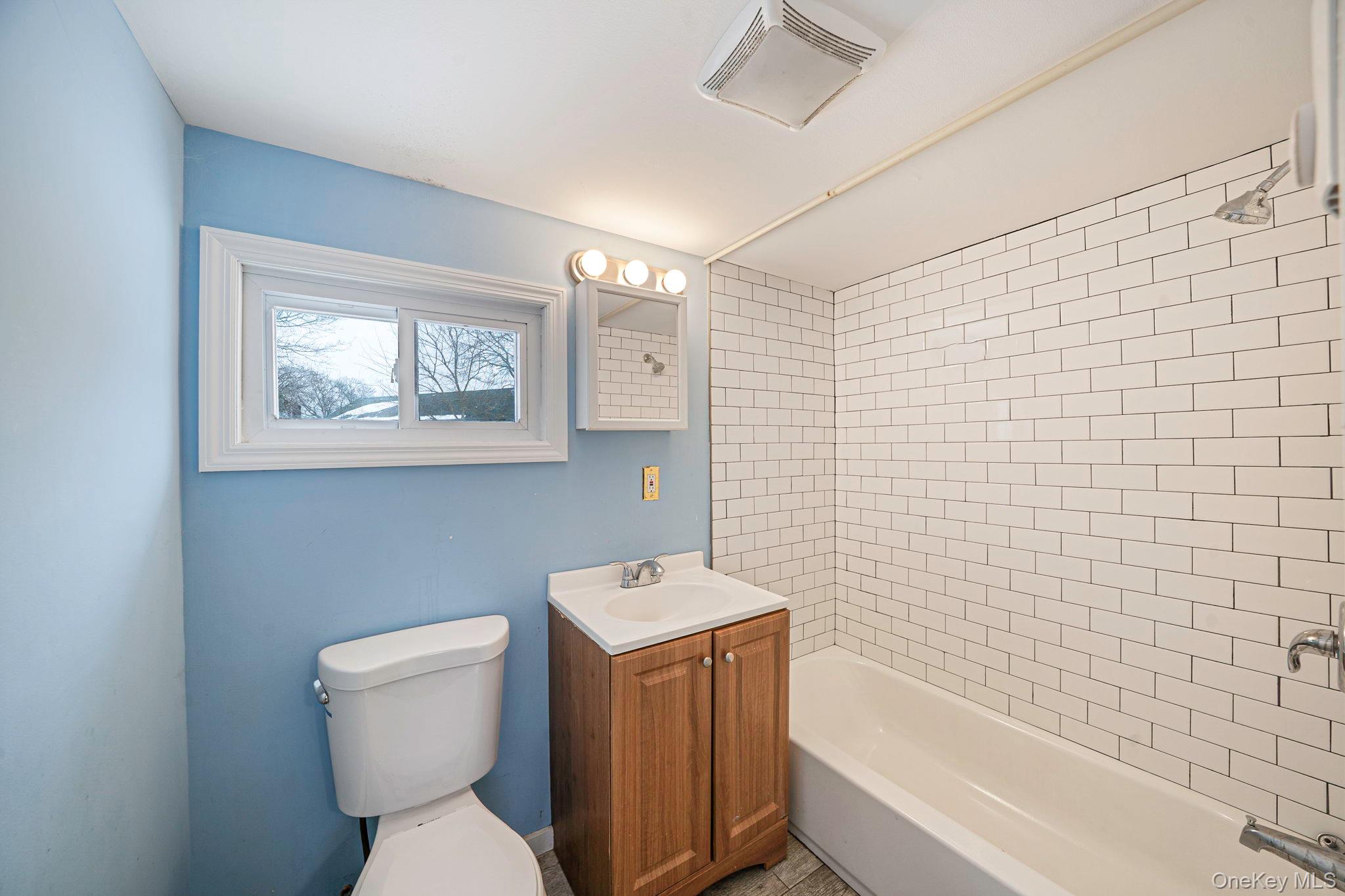 #10 photo, 1049 Woodcrest Avenue, سوفولك Riverhead , NY 11901