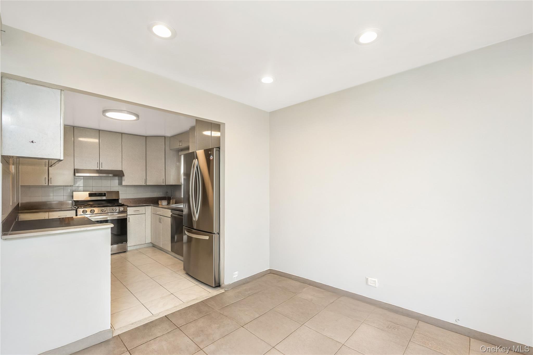 #13 photo, 7159 58th Road, קווינס Maspeth , NY 11378