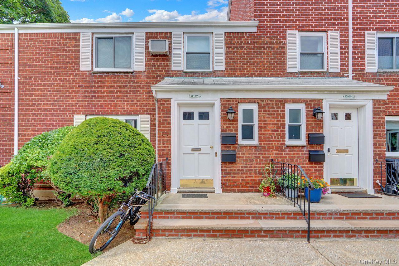 #1 photo, 254-07 74th Avenue, קווינס Glen Oaks , NY 11004