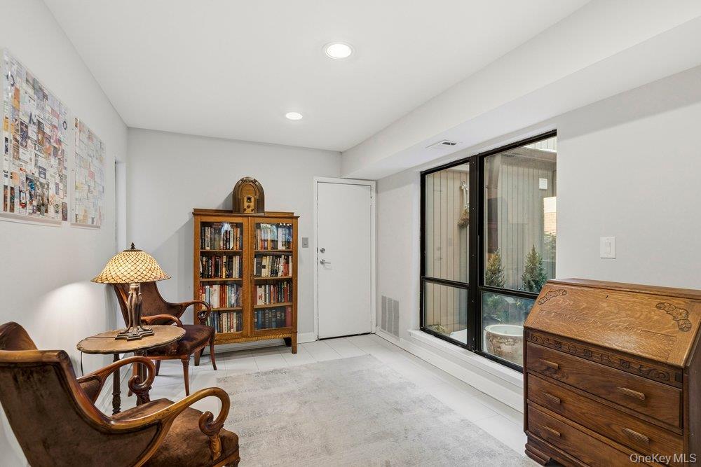 #4 photo, 8 Wimbledon Court, Jericho , NY 11753