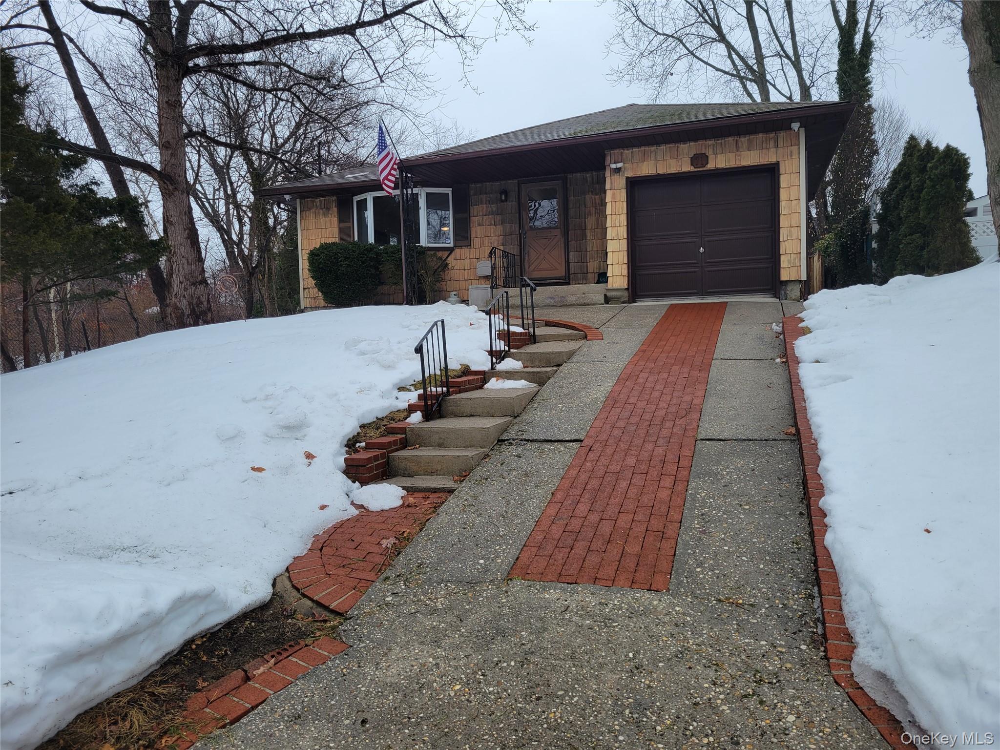 #1 photo, 71 Cayuga Avenue, 东长岛 South Setauket , NY 11720