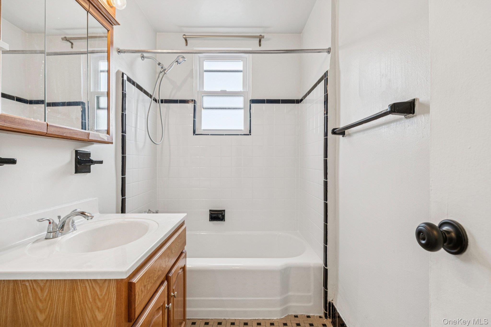 #10 photo, 120 120 Horton Highway, नासाउ काउंटी Mineola , NY 11501