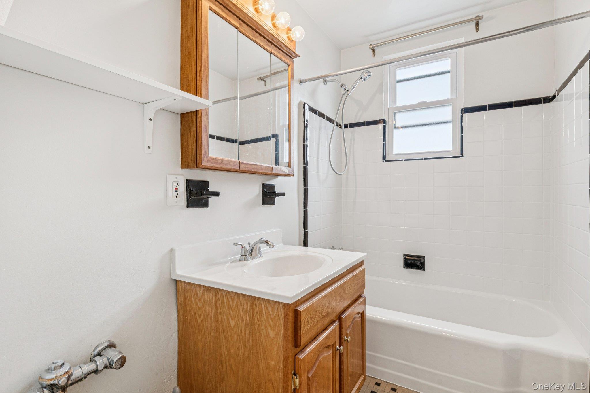 #9 photo, 120 120 Horton Highway, नासाउ काउंटी Mineola , NY 11501