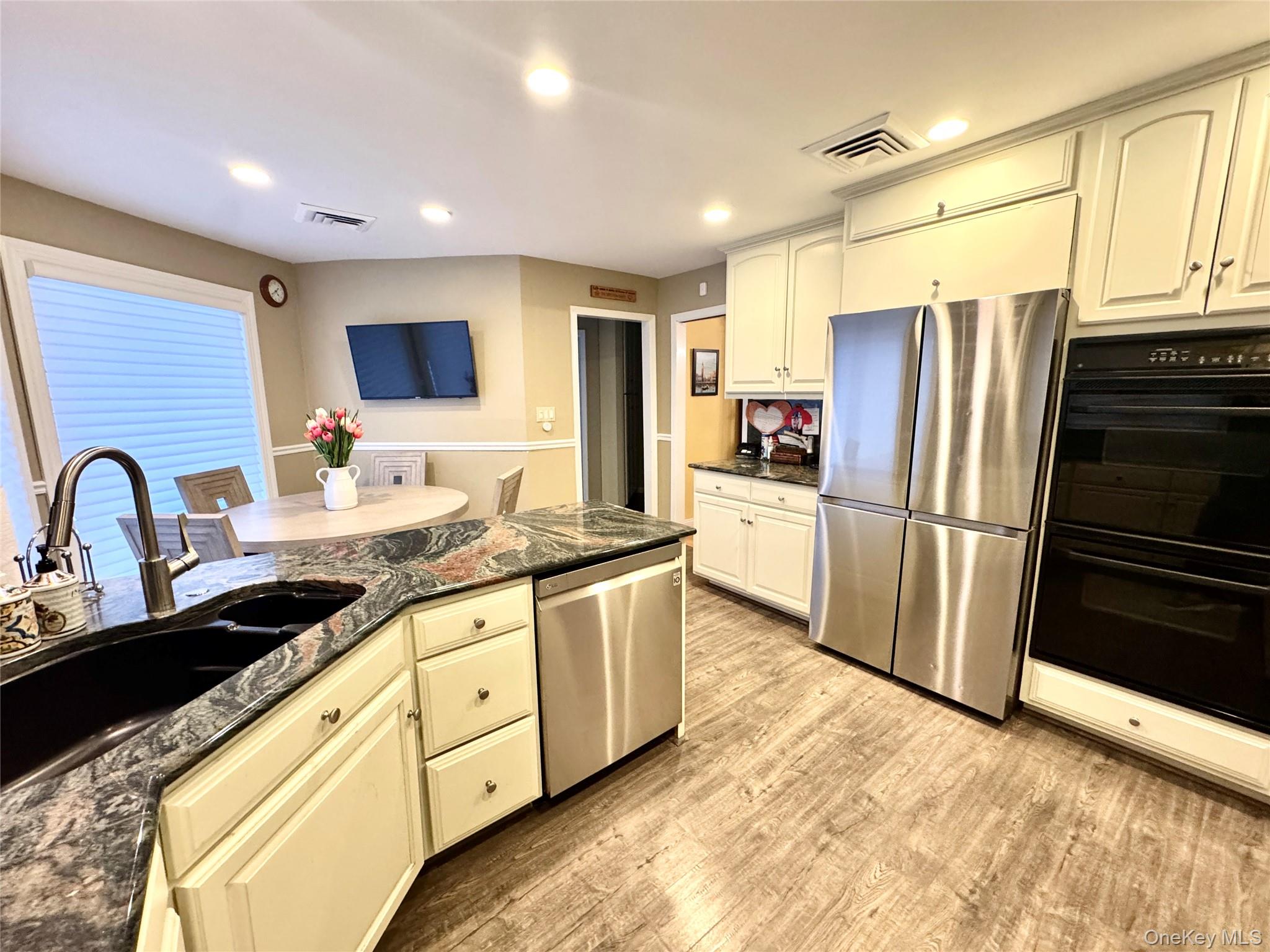 #15 photo, 42 Hearthstone Drive, מחוז סאפוק Dix Hills , NY 11746