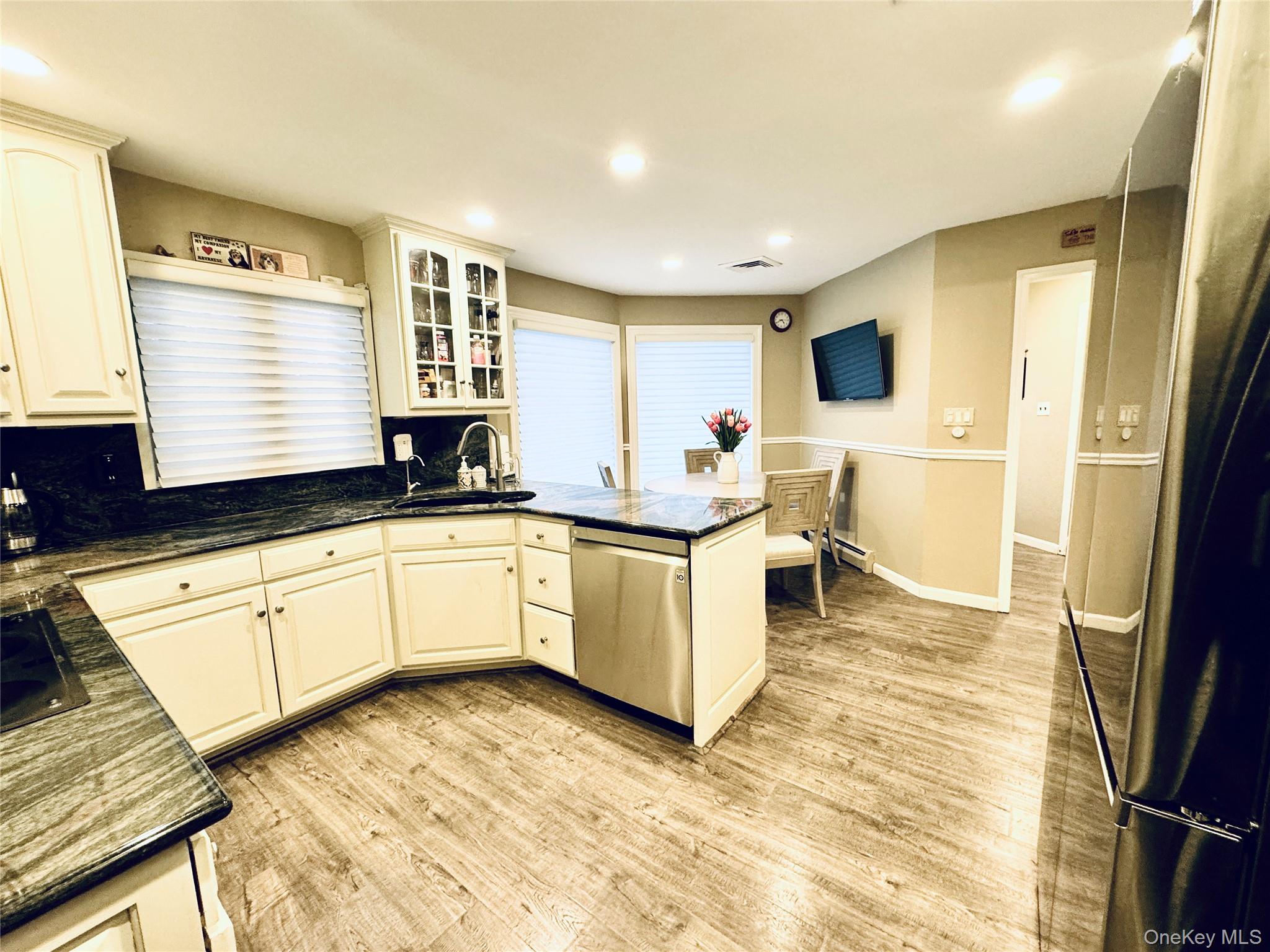 #16 photo, 42 Hearthstone Drive, מחוז סאפוק Dix Hills , NY 11746