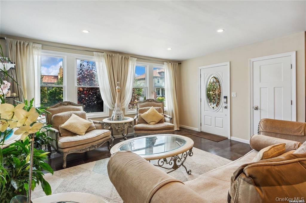 #14 photo, 225 E Walnut Street, ناسو Long Beach , NY 11561