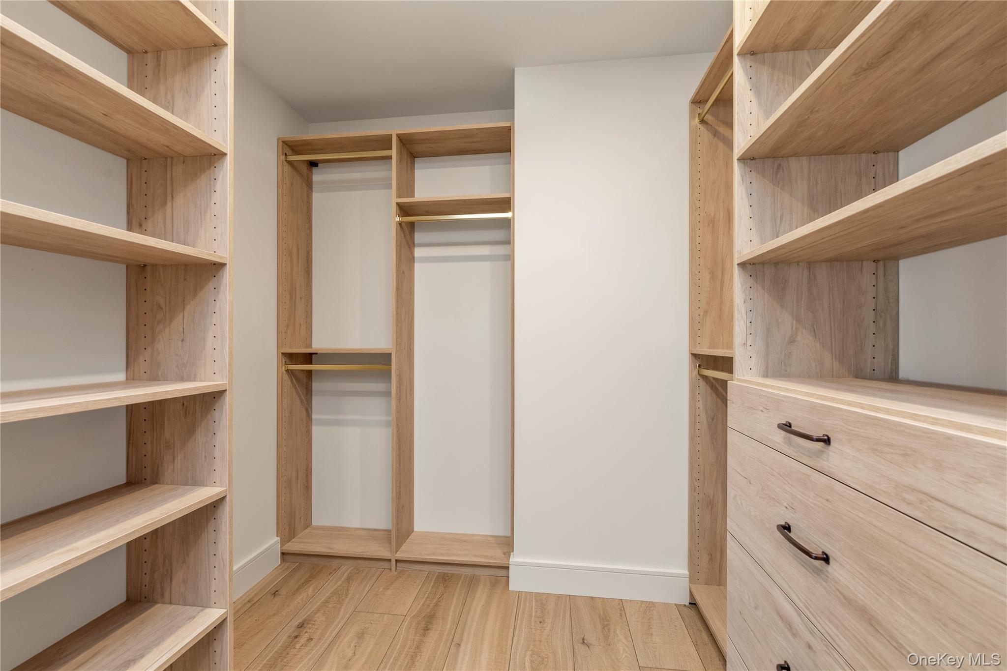 #11 photo, 12 Roosevelt Avenue, ناسو Roslyn , NY 11576