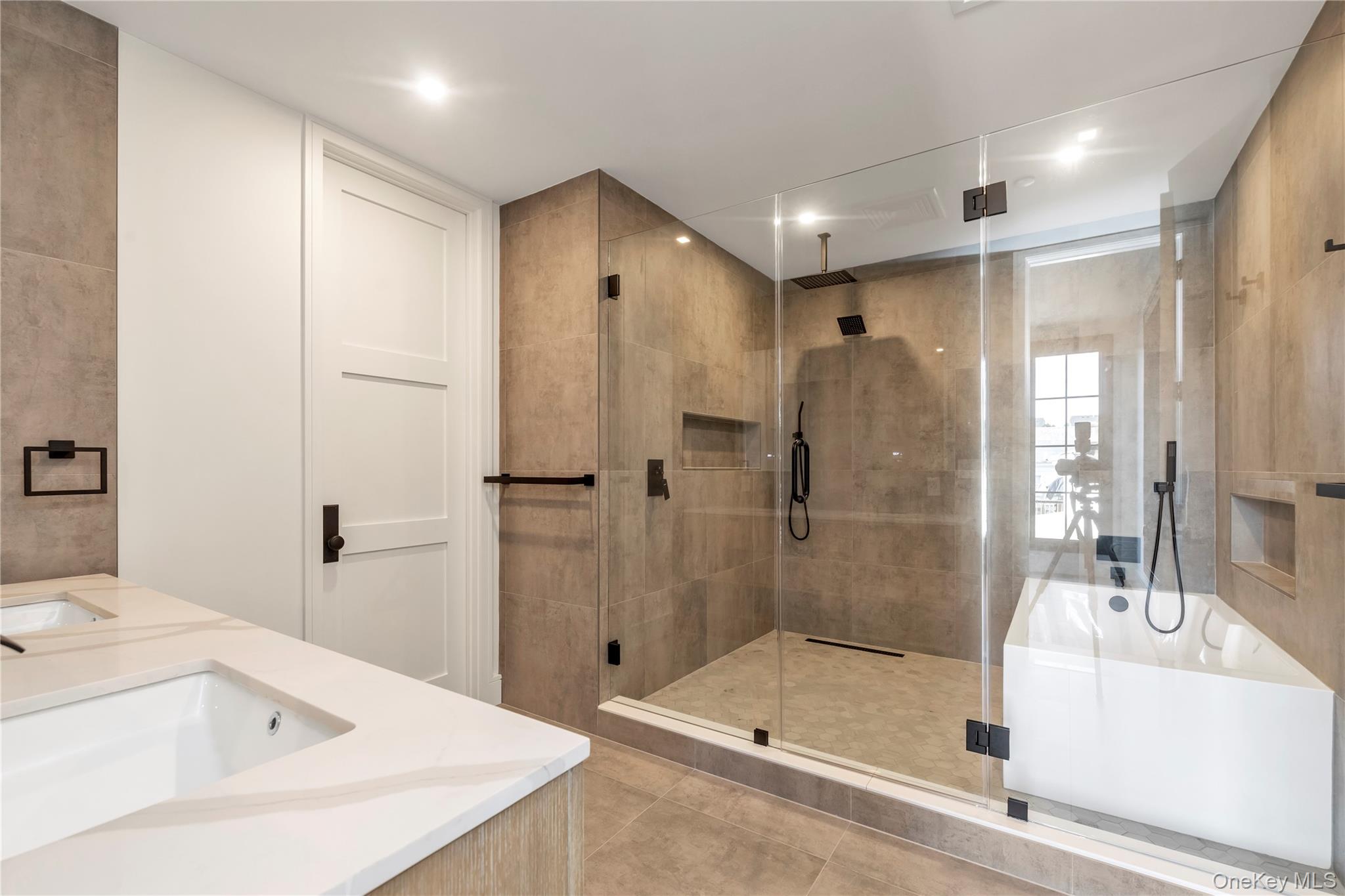 #12 photo, 12 Roosevelt Avenue, ناسو Roslyn , NY 11576