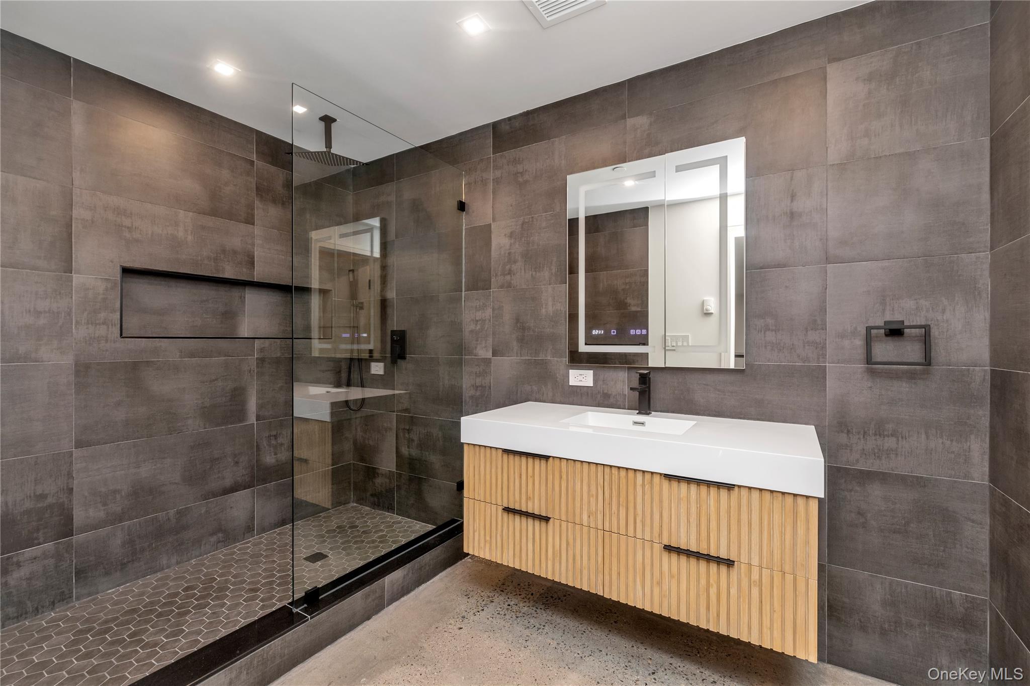 #18 photo, 12 Roosevelt Avenue, ناسو Roslyn , NY 11576