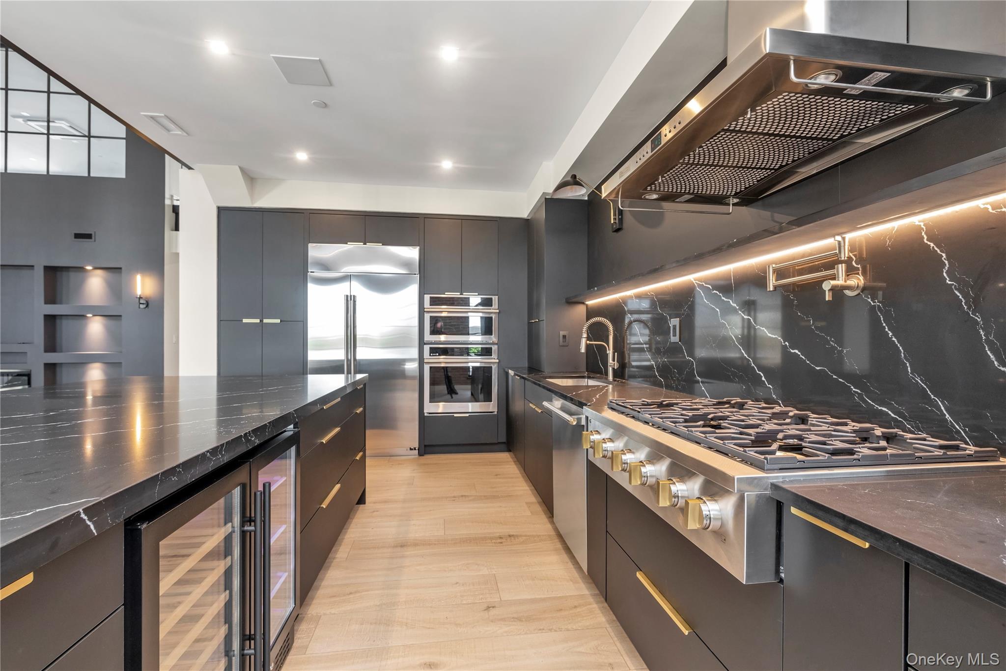 #8 photo, 12 Roosevelt Avenue, ناسو Roslyn , NY 11576