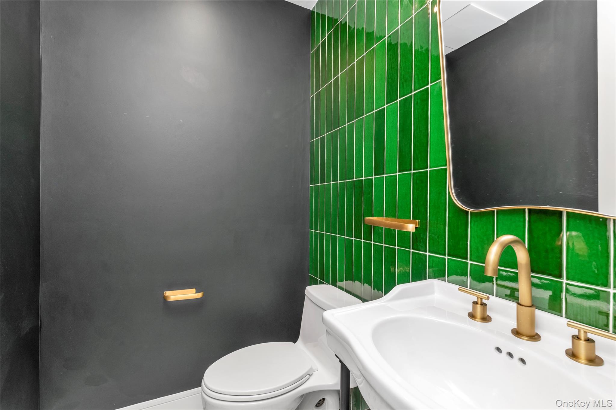 #9 photo, 12 Roosevelt Avenue, ناسو Roslyn , NY 11576