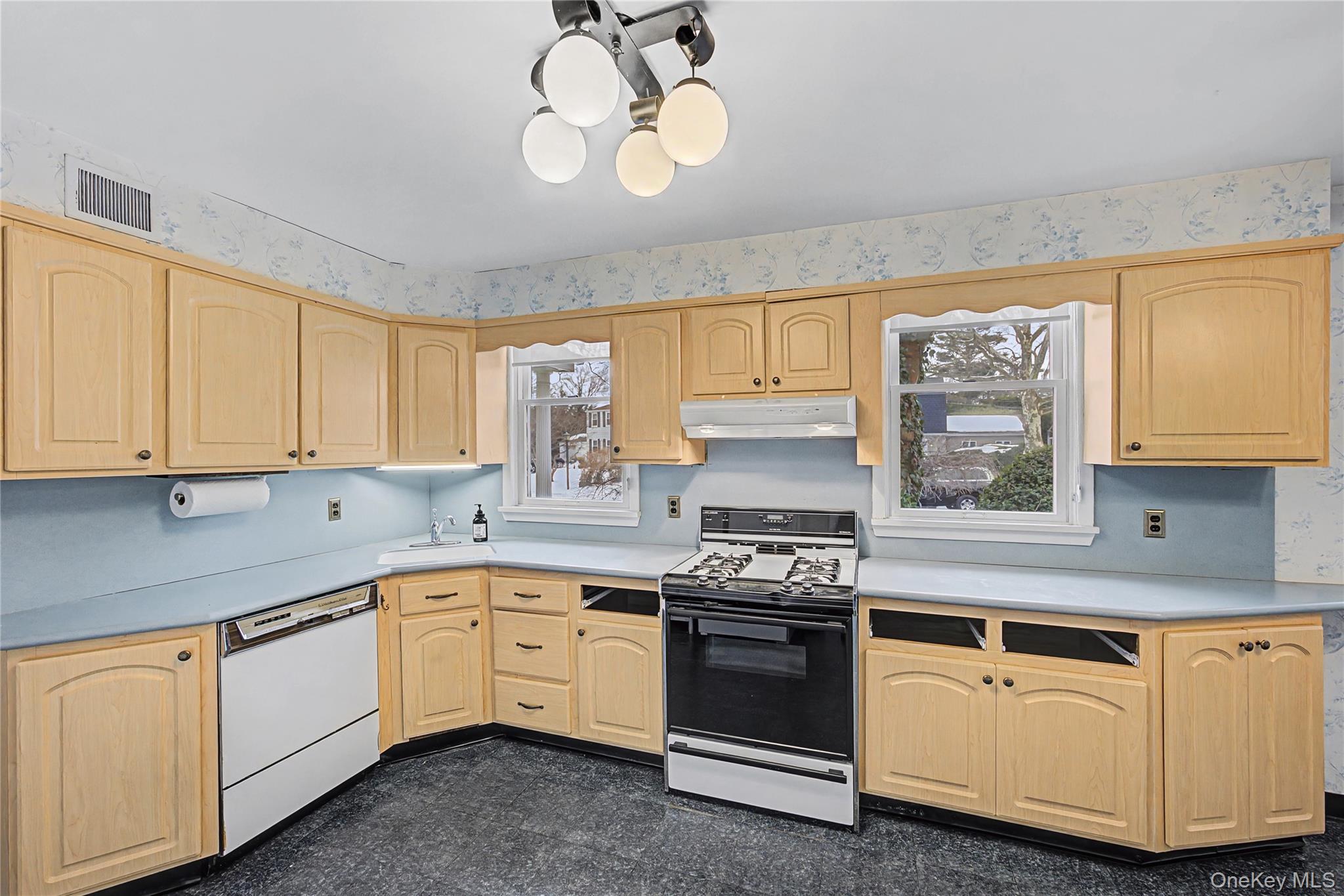 #11 photo, 26 Pinetree Lane, Roslyn Heights , NY 11577