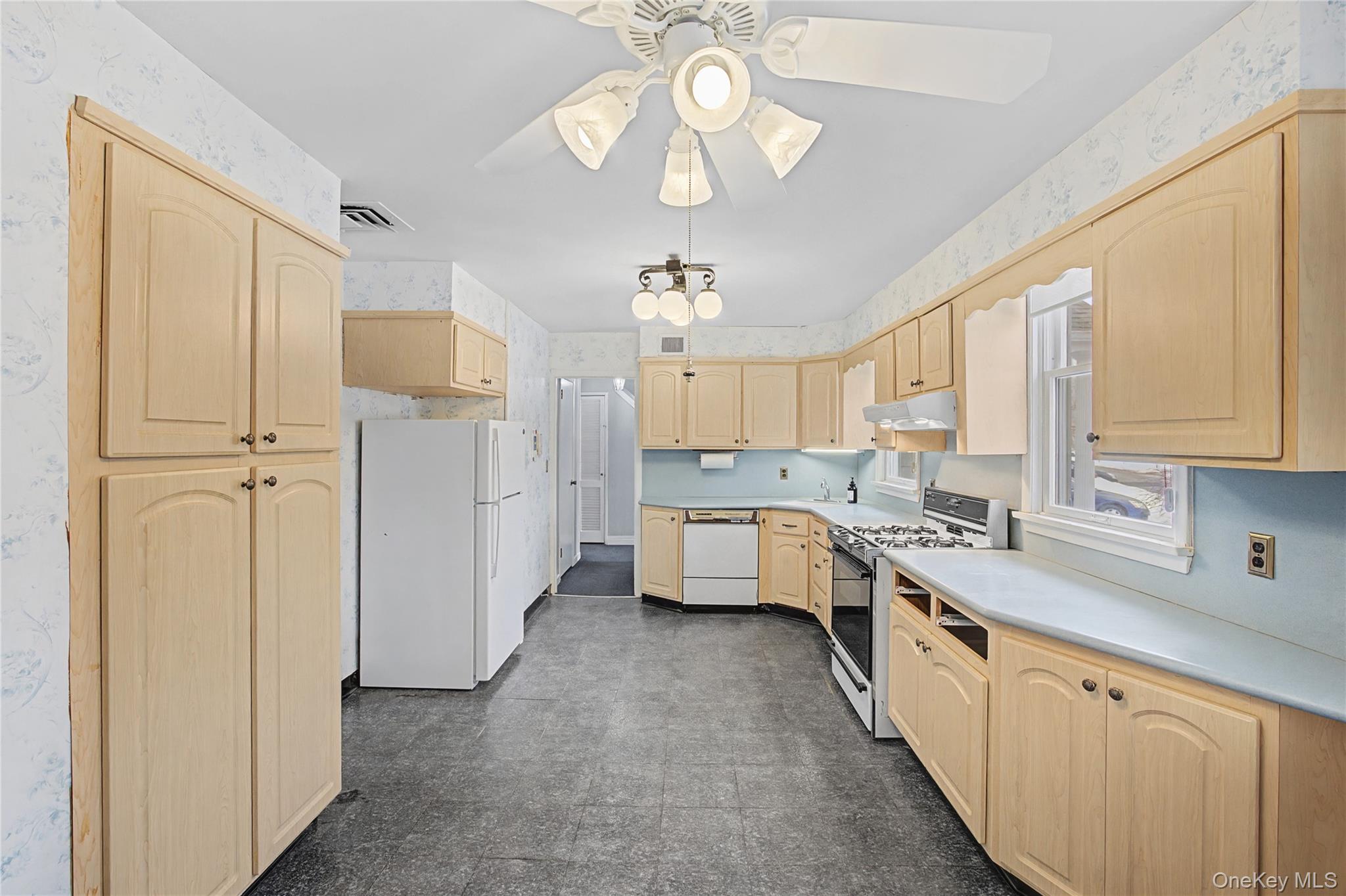 #13 photo, 26 Pinetree Lane, Roslyn Heights , NY 11577