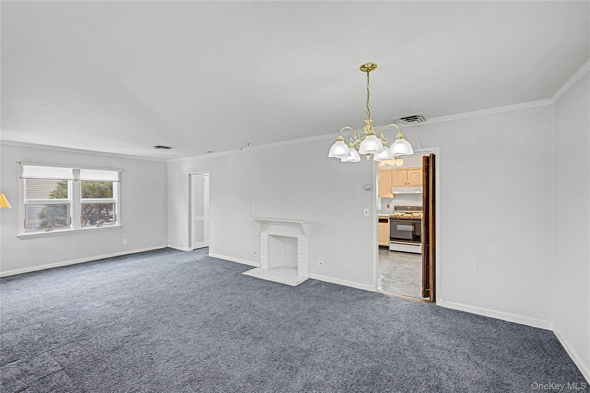 #8 photo, 26 Pinetree Lane, Roslyn Heights , NY 11577