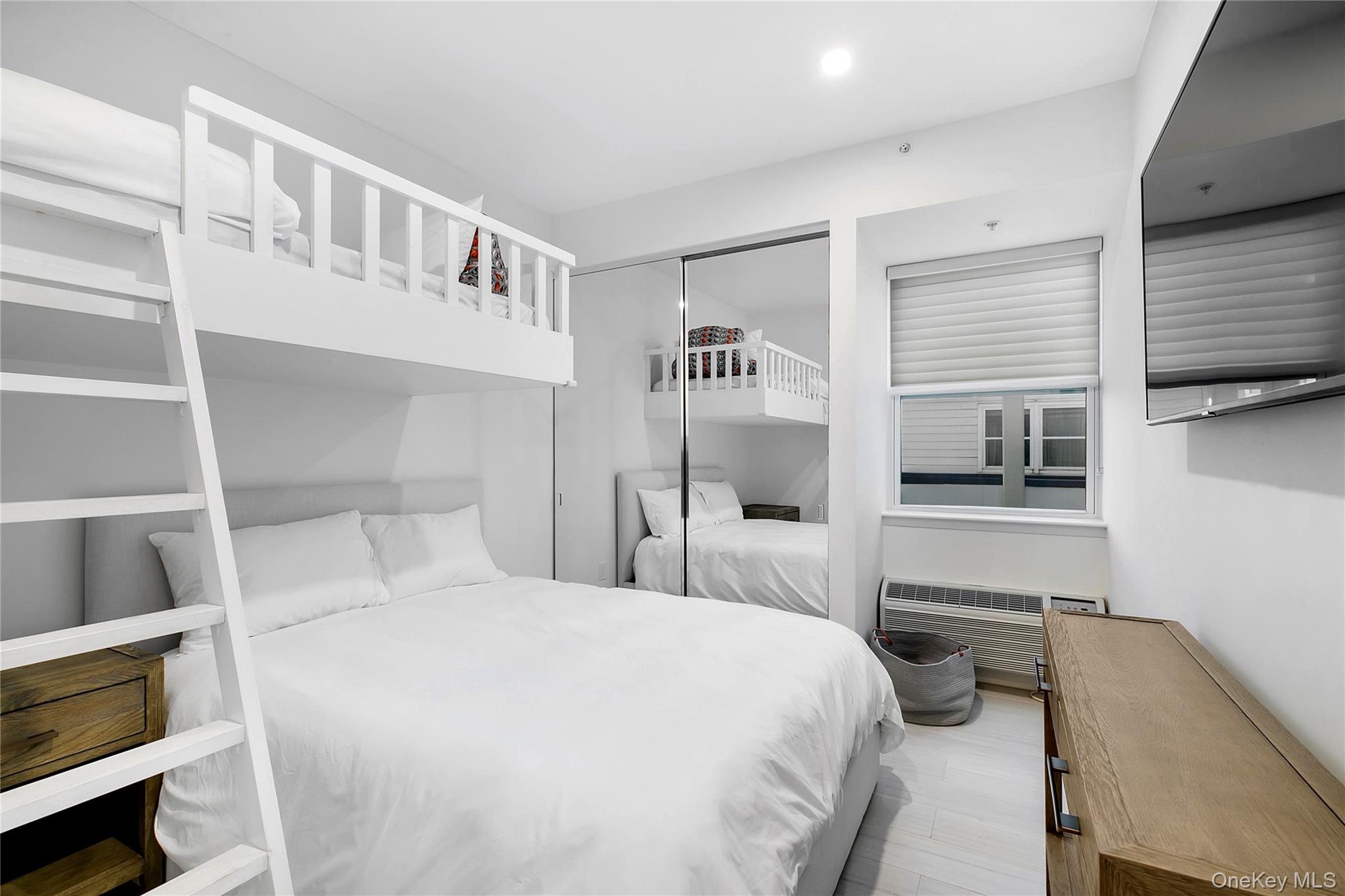 #11 photo, 260 Dune, سوفولك Westhampton Beach , NY 11978