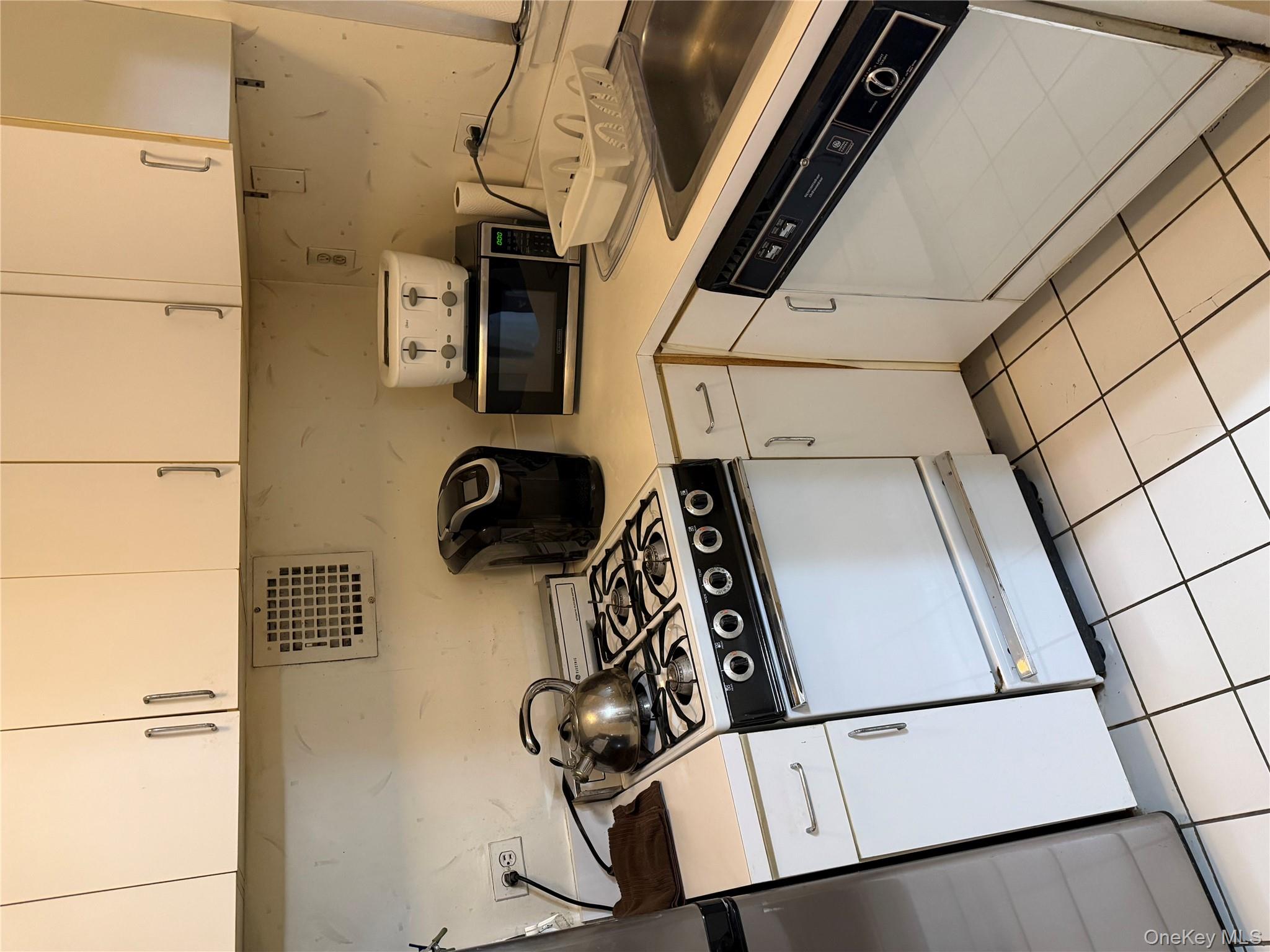 #6 photo, 241-20 Northern Boulevard, كوينز Douglaston , NY 11362