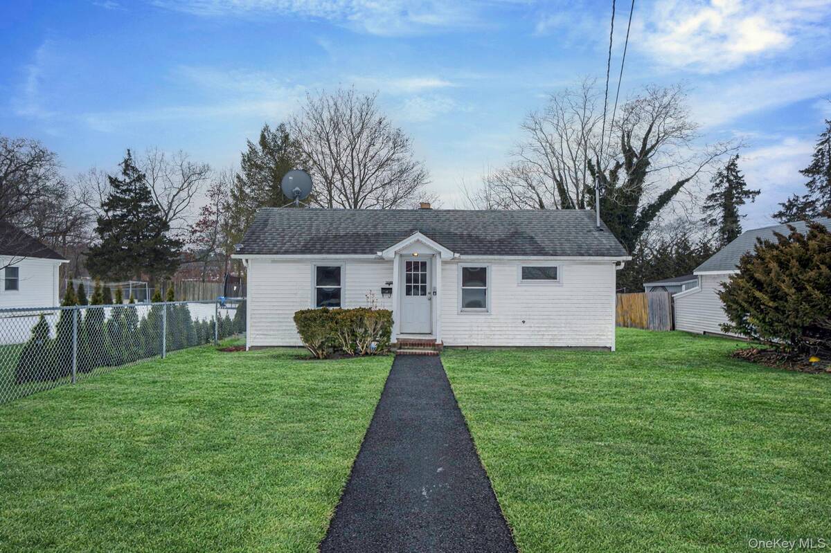 #1 photo, 1049 Woodcrest Avenue, Riverhead , NY 11901