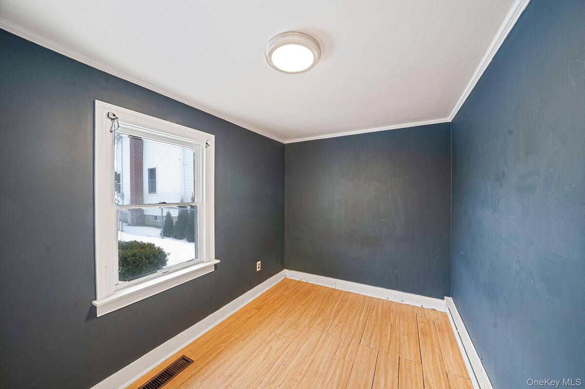 #14 photo, 1049 Woodcrest Avenue, Riverhead , NY 11901