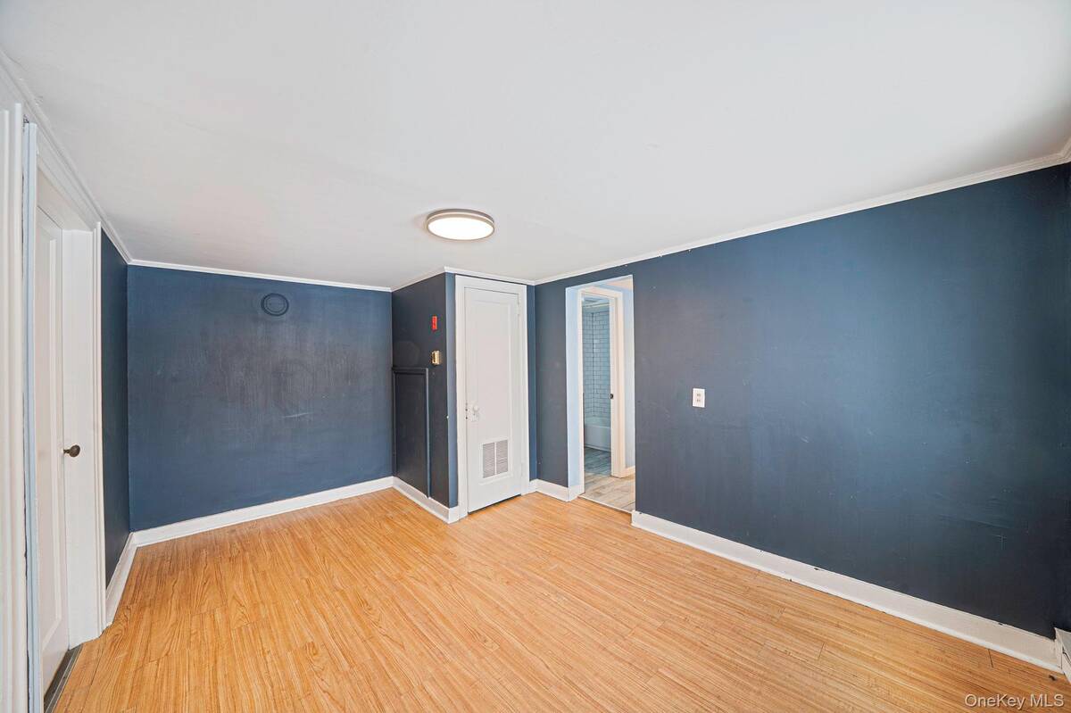 #2 photo, 1049 Woodcrest Avenue, Riverhead , NY 11901