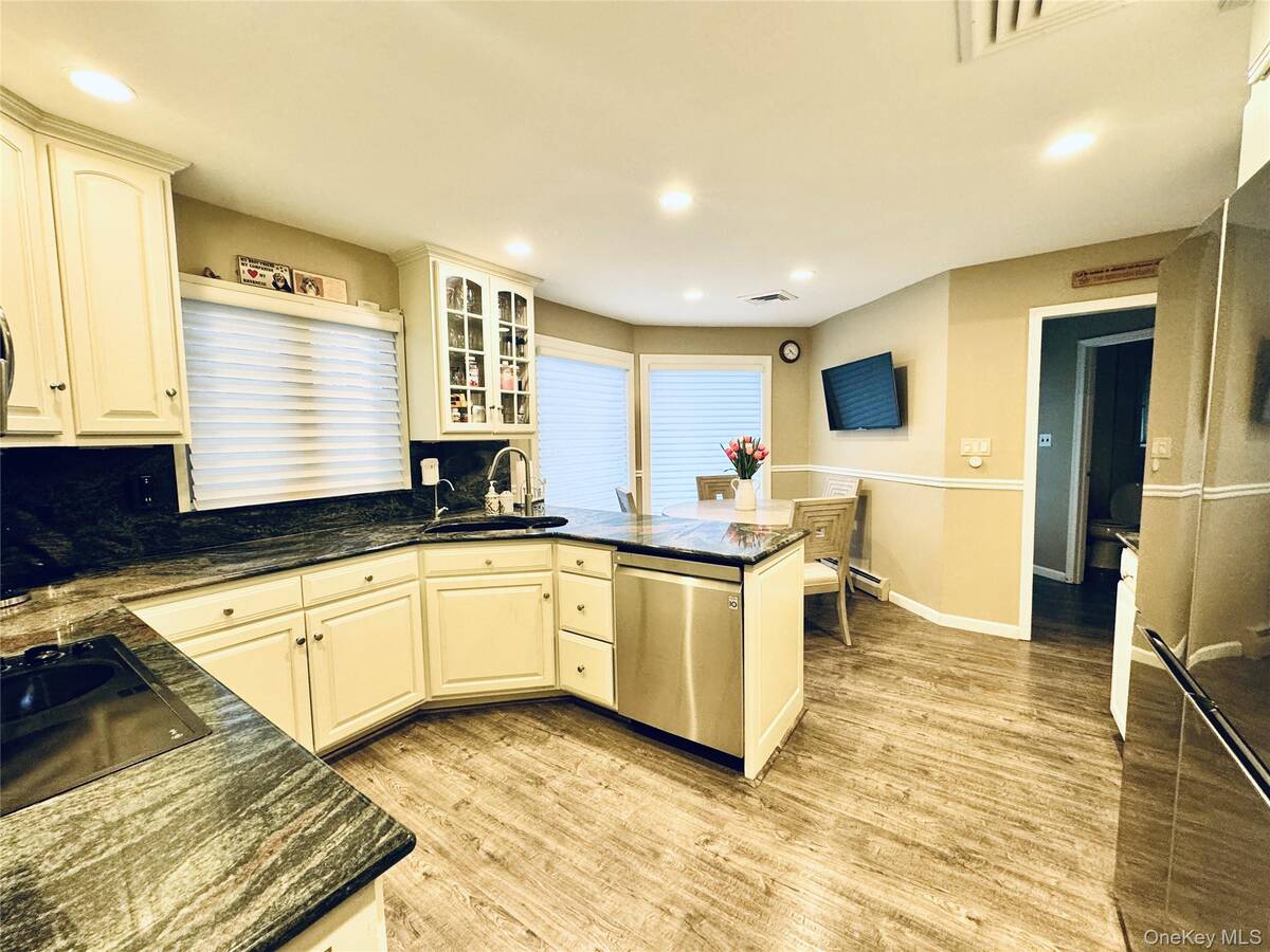 #11 photo, 42 Hearthstone Drive, Dix Hills , NY 11746