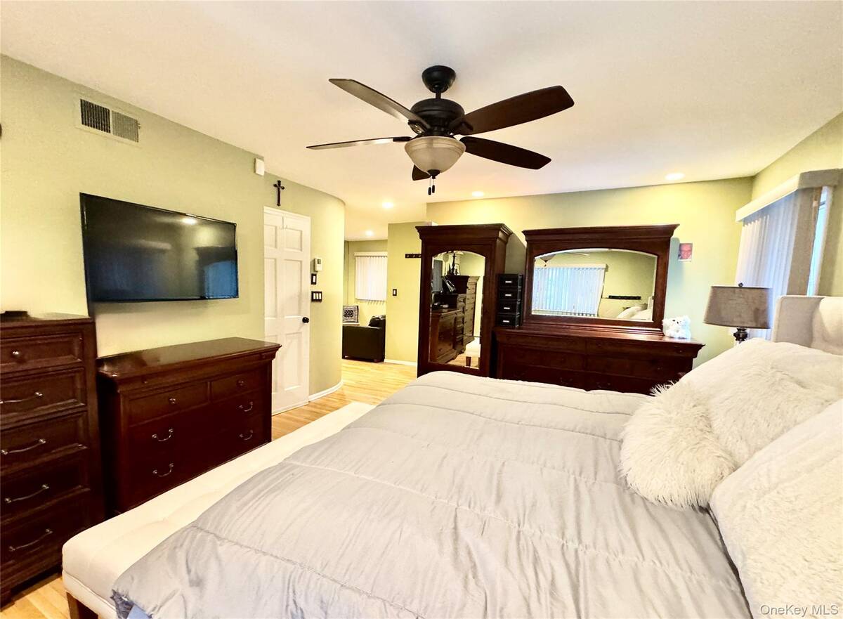 #19 photo, 42 Hearthstone Drive, Dix Hills , NY 11746