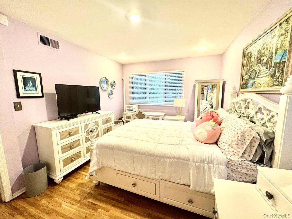 #27 photo, 42 Hearthstone Drive, Dix Hills , NY 11746