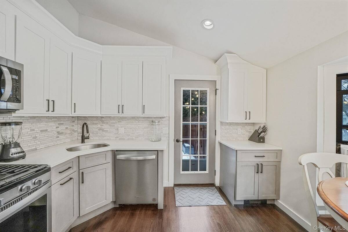 #10 photo, 100 Parkside Avenue, سوفولك Miller Place , NY 11764