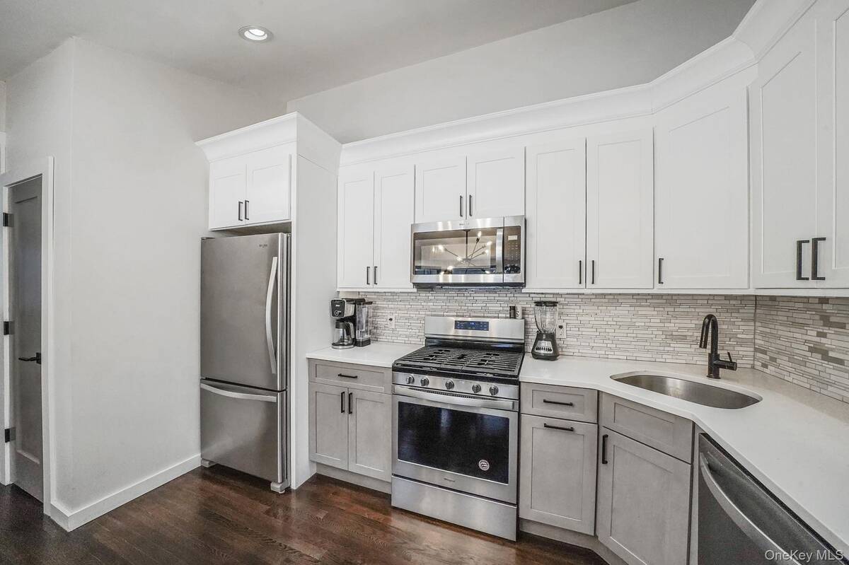 #12 photo, 100 Parkside Avenue, سوفولك Miller Place , NY 11764