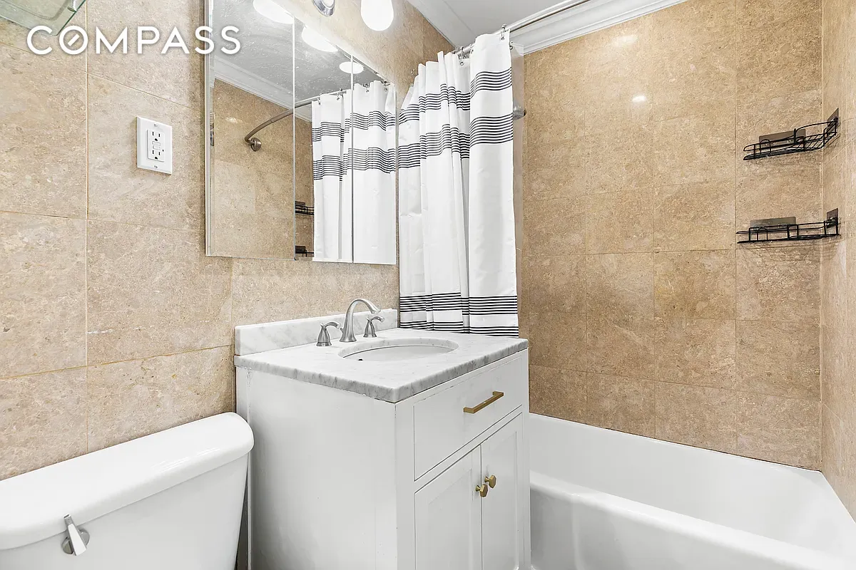 #4 photo, 643 9th Avenue, Hell's Kitchen , NY 10036