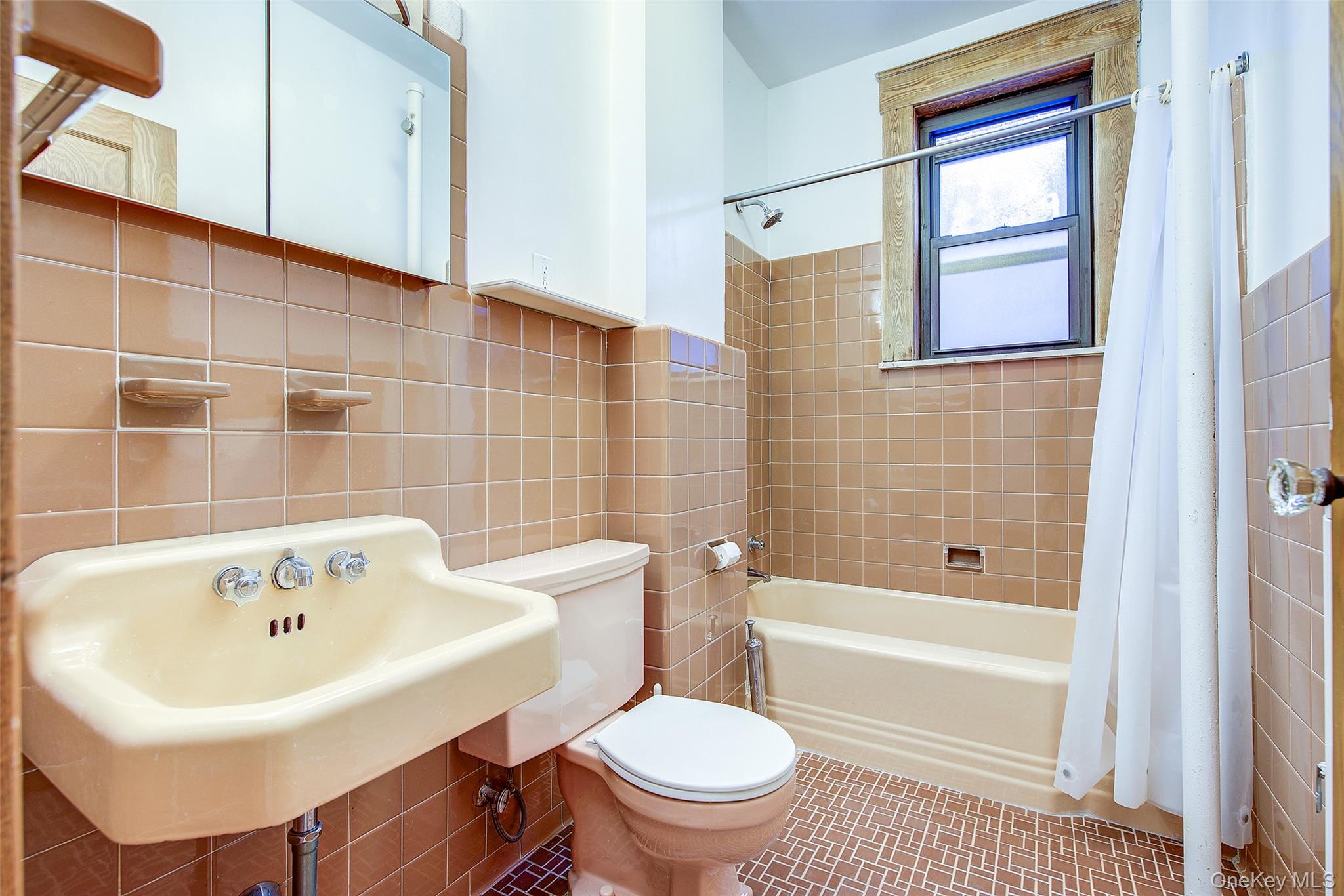 #15 photo, 33-11 82nd Street, 皇后區 Jackson Heights , NY 11372