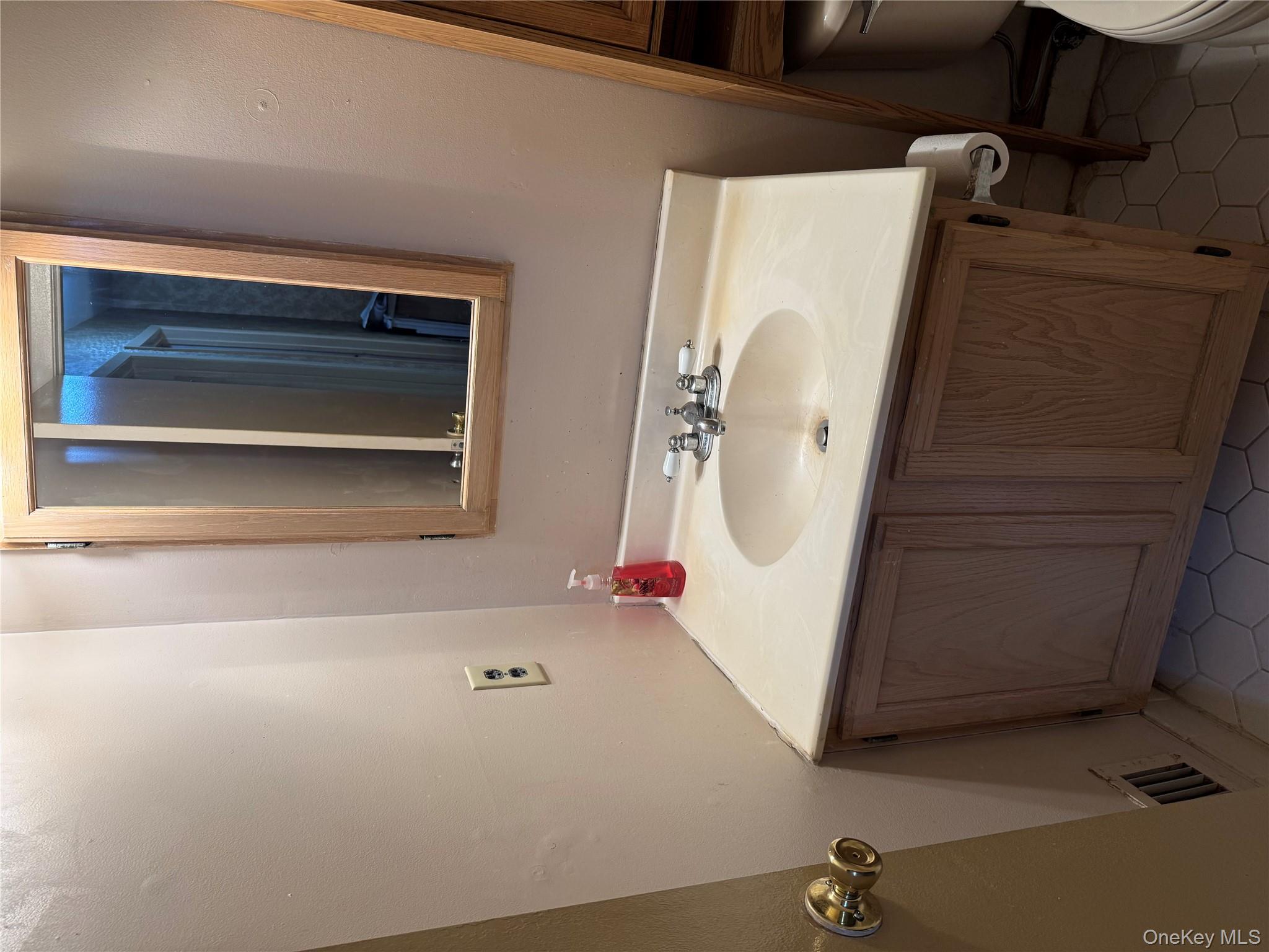 #16 photo, 511 Race Place, सफ़ोक काउंटी Oakdale , NY 11769