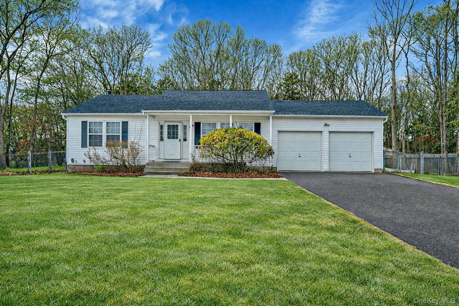 #1 photo, 14 Wiltshire Court, 東長島 Center Moriches , NY 11934